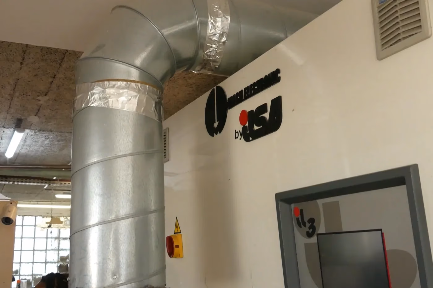 Système d'extraction et de traitement d'air installé au-dessus de la machine à sec