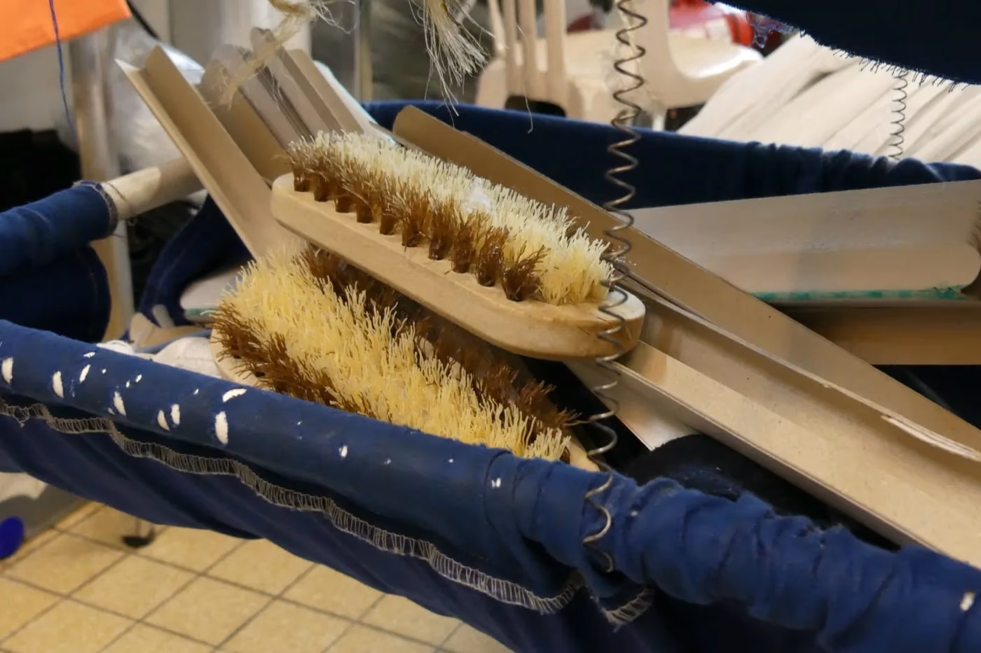 Brosses de détachage posées sur la table de travail