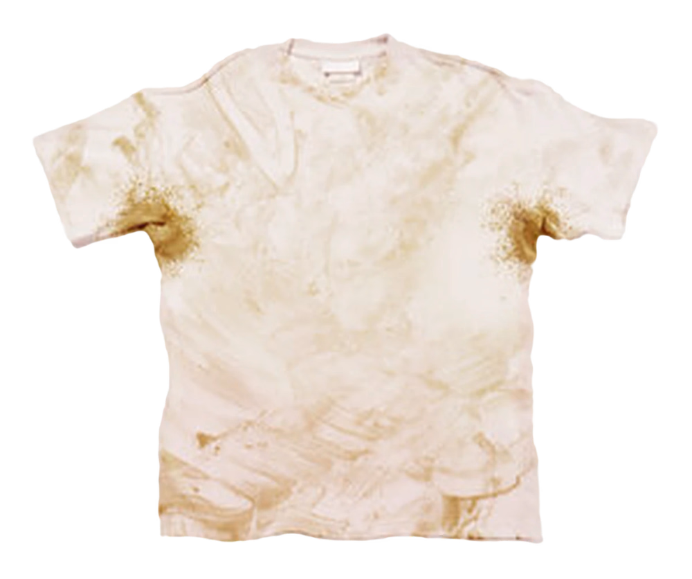 T-shirt taché avant le passage au pressing Belle Allure